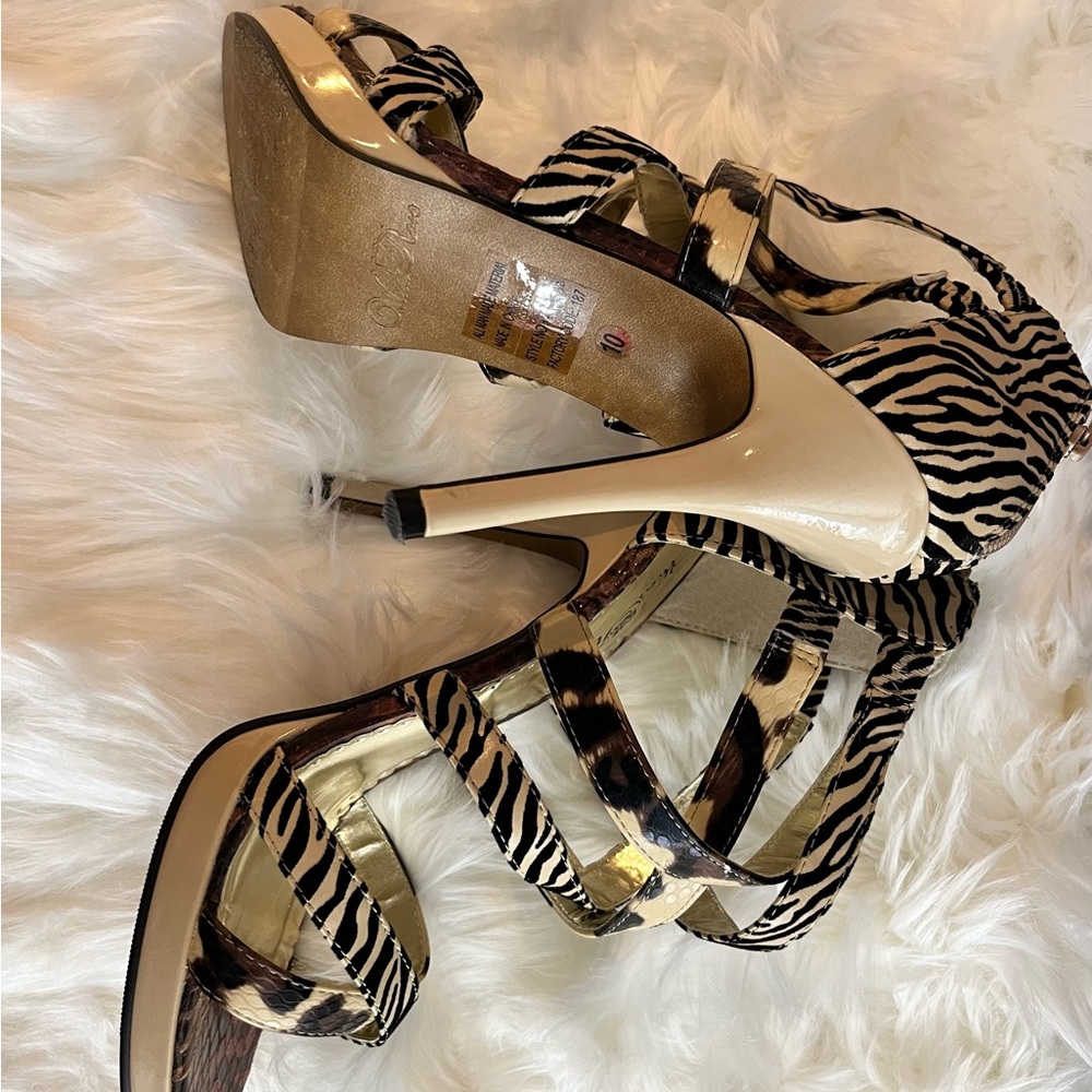 Wild Rose The color is black and natural and is zebra print